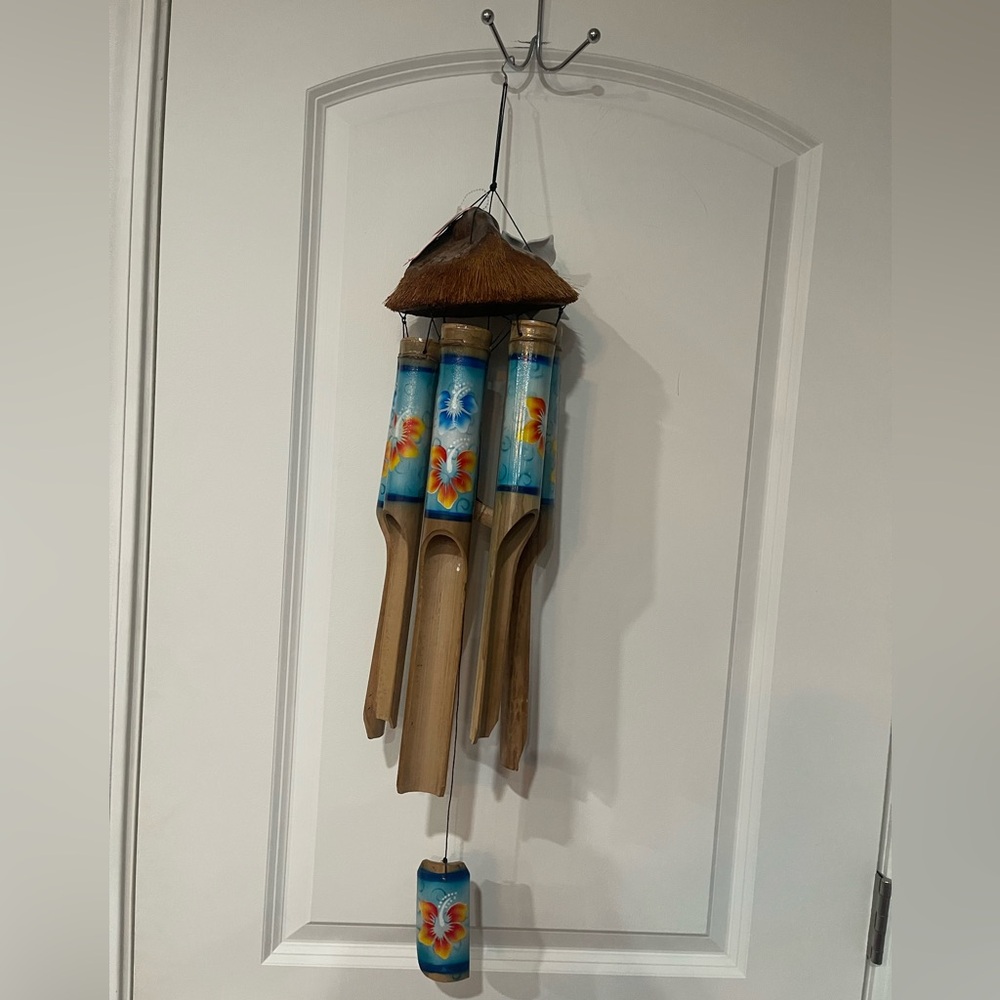 Bamboo Wind Chime with Hibiscus flowers all over w/ the white flower on top NWT